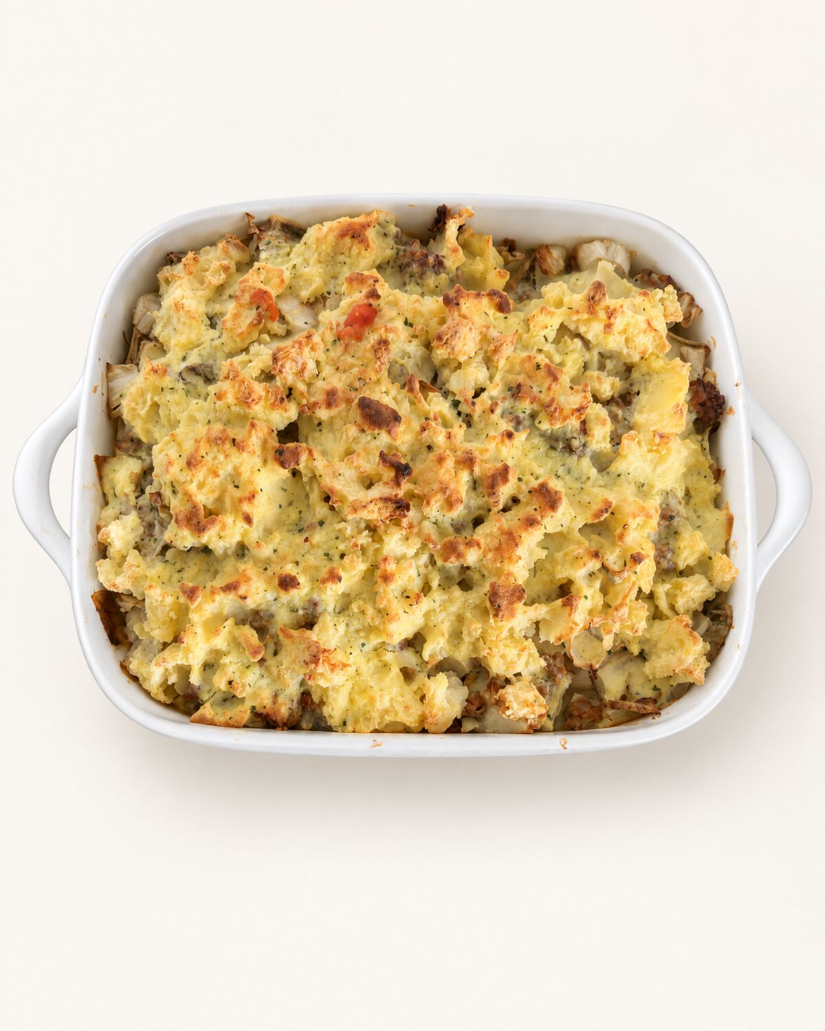 Bloemkoolovenschotel met een goudbruine bovenkant.