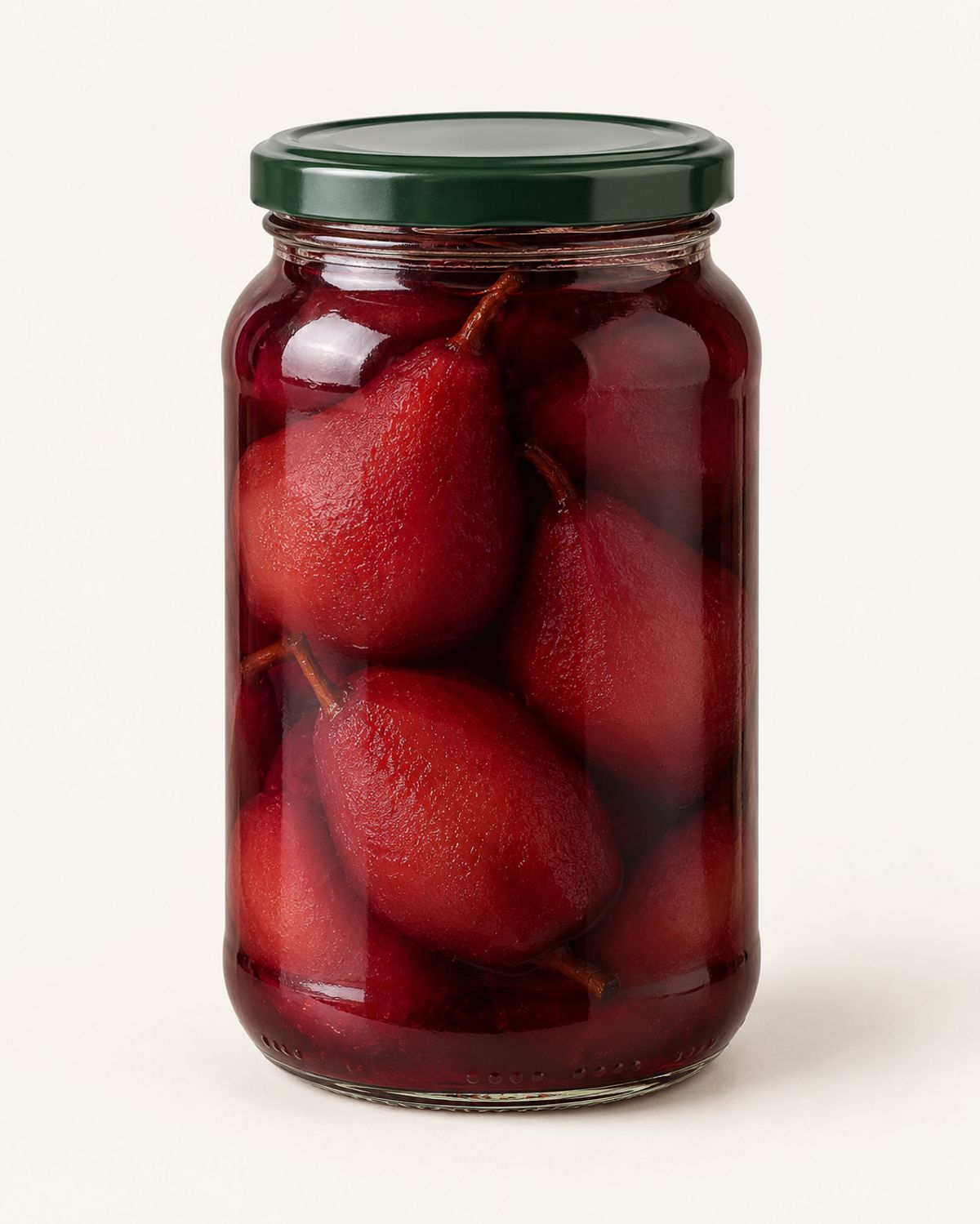 Glazen pot met zelf gestoofde peren in donkerrode siroop.