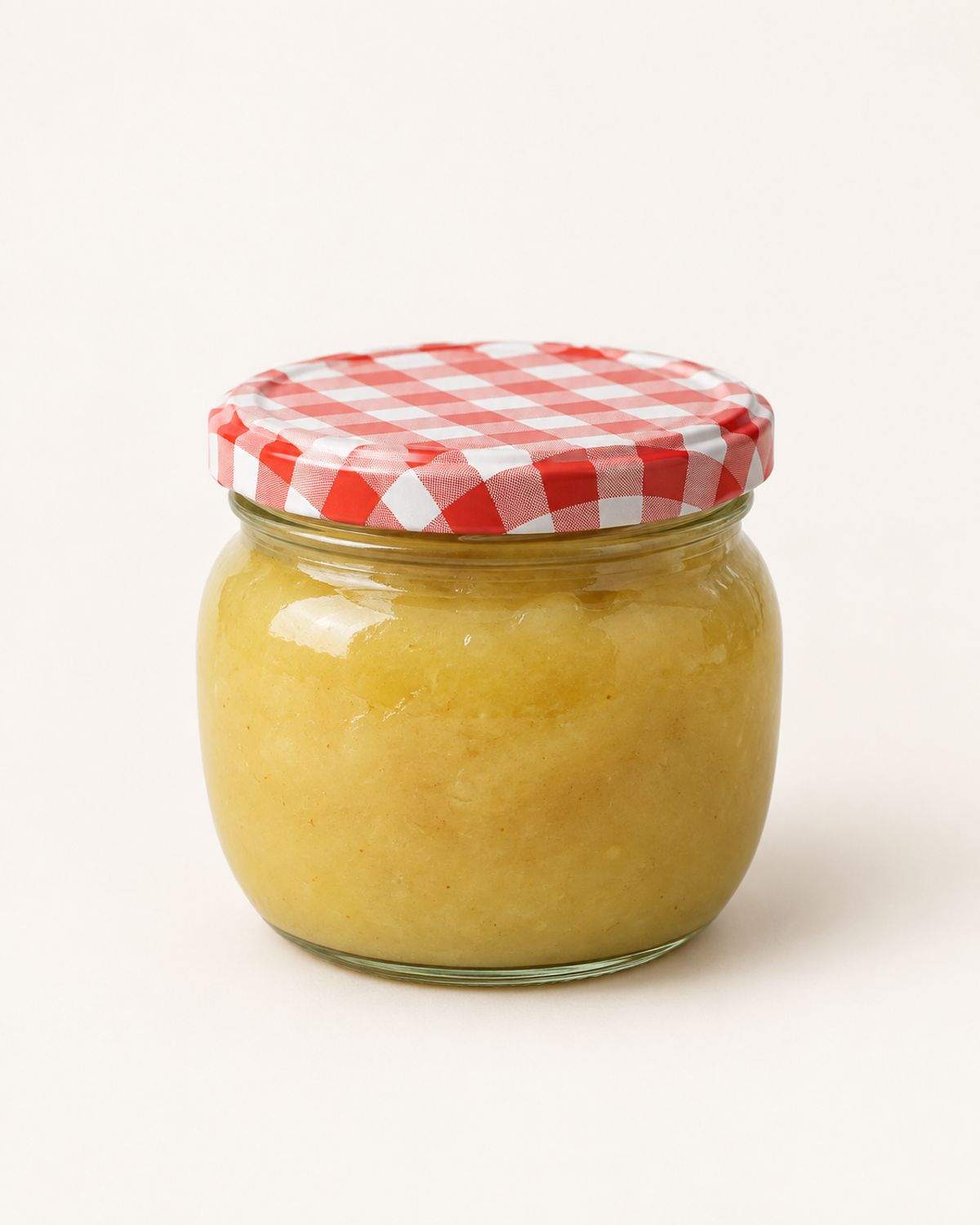 Weckpot met zelfgemaakte appelmoes en een rood-wit geruit deksel.