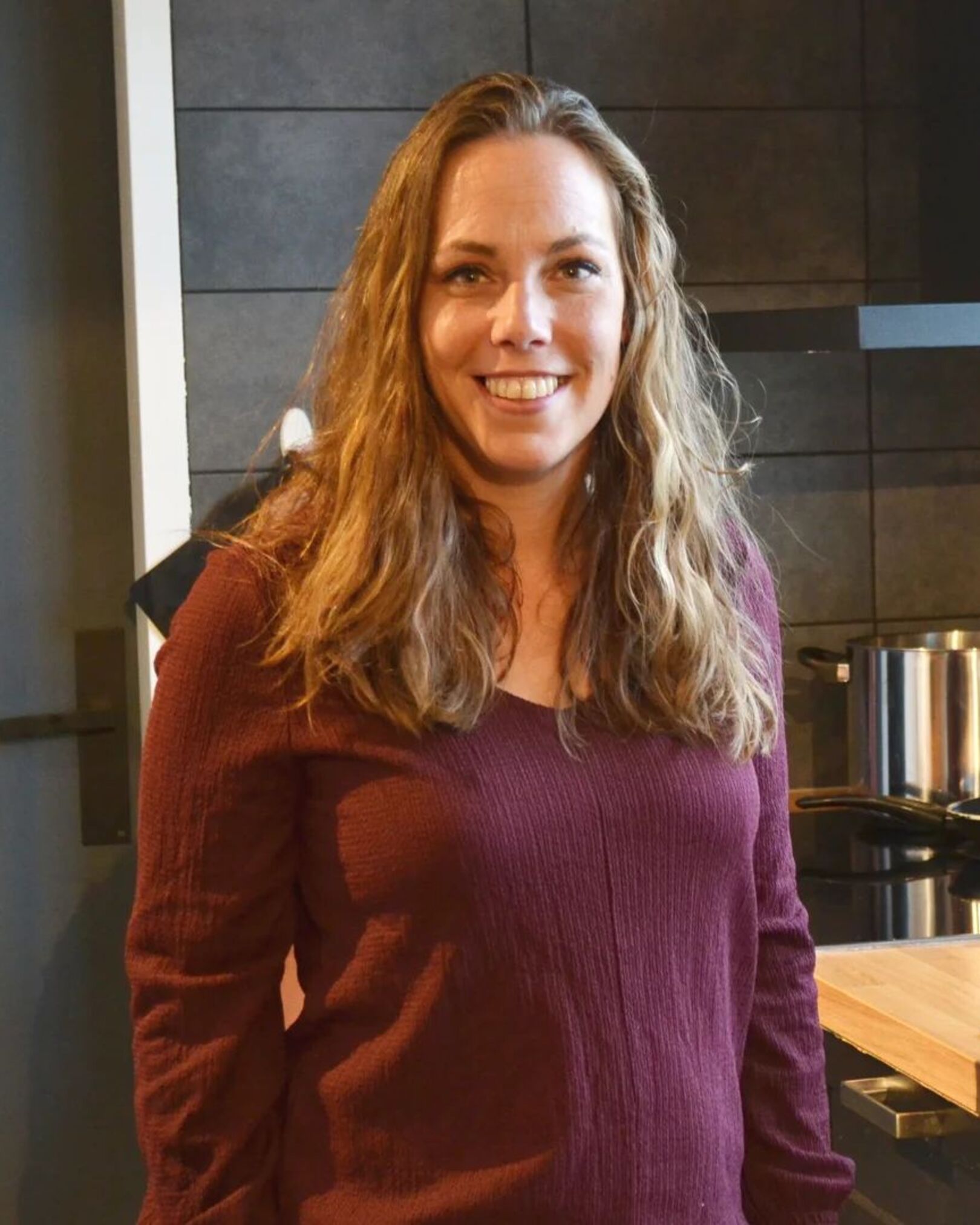In de keuken van Mimi’s Maaltijden, met pannen op het fornuis en verse ingrediënten op het aanrecht.